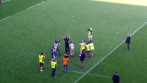 A l'heure du départ, Guy Novès salue les supporters toulousains.