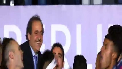 Xavi lift the trophy - Barcelona vs Juventus 3-1 Champions League 2015