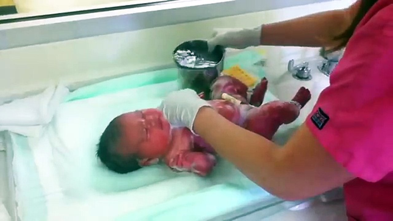 Newborn Baby Shower, Bañando un Bebe Recien Nacido
