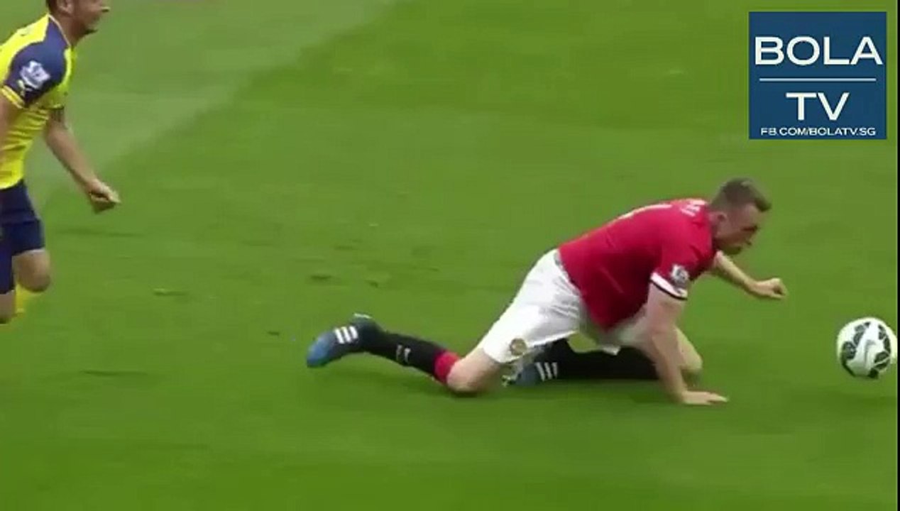 Phil Jones EPIC Defending: Funny faceplant tackle on Giroud!