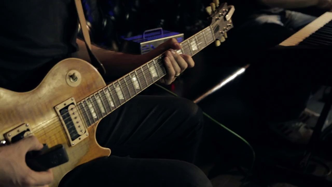André Valadão - Quando o Mundo Cai ao Meu Redor (Clipe Oficial) - When The World Falls