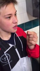 Un adolescent mange le piment le plus fort du monde