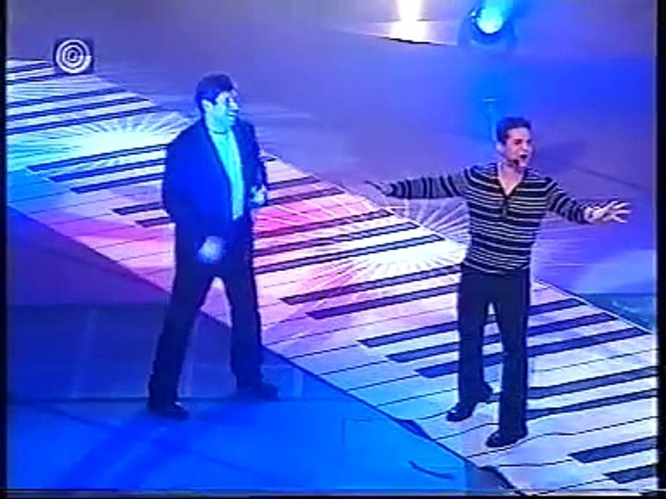 משתתפי פסטיגל 2002 ועוזי חיטמן במחרוזת משיריו