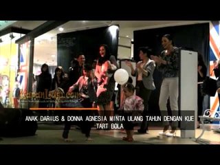 Donna Agnesia-Darius Ajari Anak Main Sepak Bola