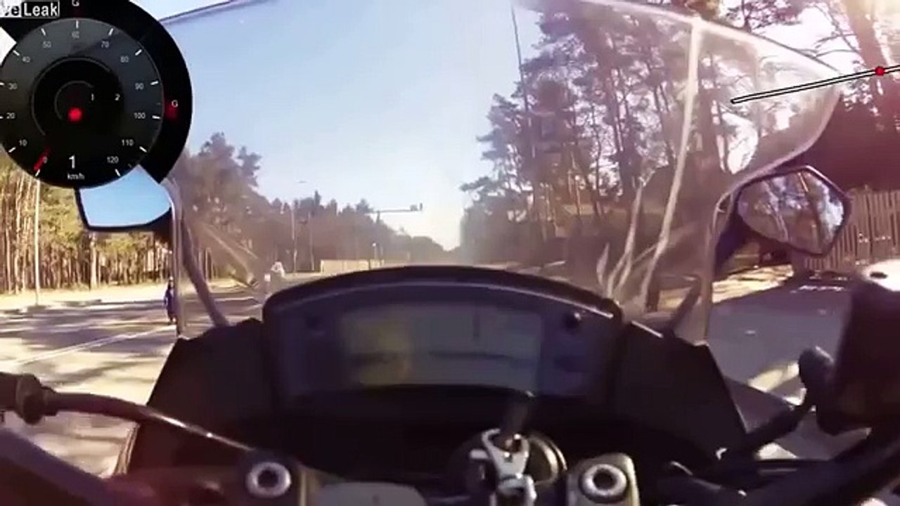 Incroyable! Un motard sauve deux jeunes enfants au milieu de la circulation