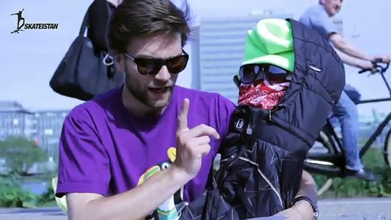 Årets værter Thomas Skov og Snebolden, præsenterer Skateistan Støttefest