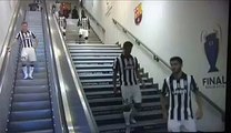 Stephan Lichtsteiner posé dans les escalators | Juventus v FC Barcelona (2015)