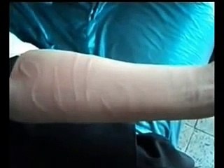 در بدن یک دخترافغان، نام های خداوند نمایان شده است.