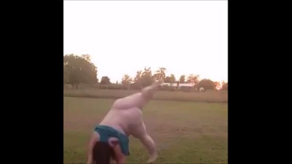 Une très jolie fille fait la roue en jupe - FAIL