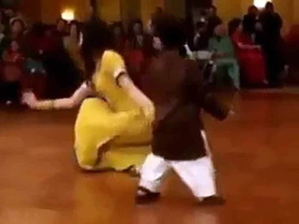 Hot Dance on Mahndi