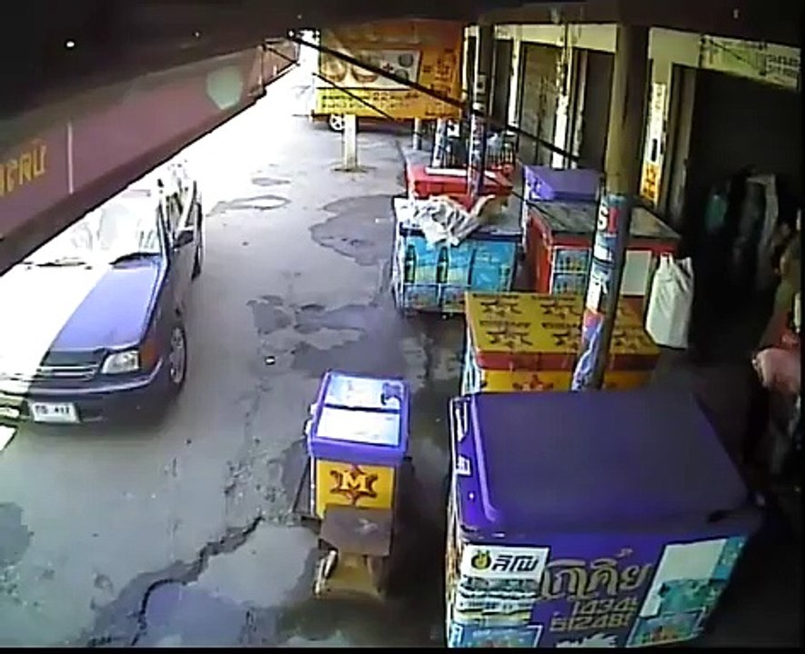Elle manque de mourrir tuée par une roue en Thailande