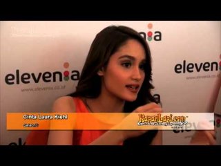 Hadiri Oscar 2014 Pakai Batik, Cinta Laura Jadi Perhatian