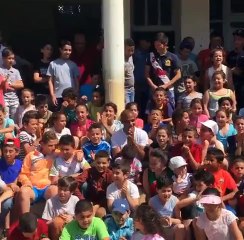 Yacine Brahimi avec les enfants d'Ait Bouada (Kabylie)