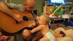 Un bébé adore quand son papa joue du Bon Jovi à la guitare