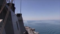 Mar nero - caccia russo vicino nave da guerra Usa (Fonte: US Navy)