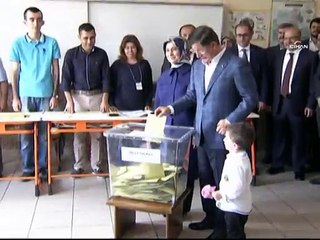 Les Turcs ont voté pour les législatives, l'avenir d'Erdogan dans la balance