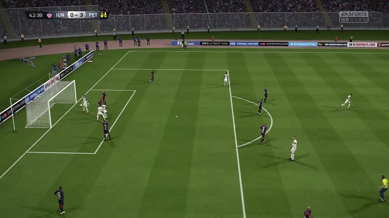 FIFA 15 cabezazo