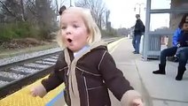 Küçük Kız İlk Defa Tren Görüyor