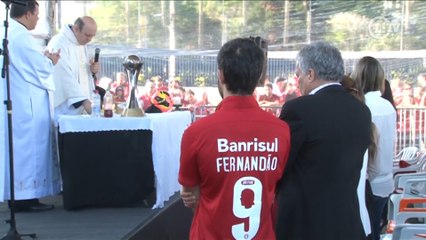 Colorados participam de missa ao lado da família de Fernandão