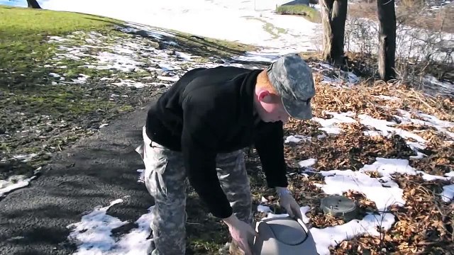 Il libére une souris dans la nature, et elle se fait attraper par un oiseau