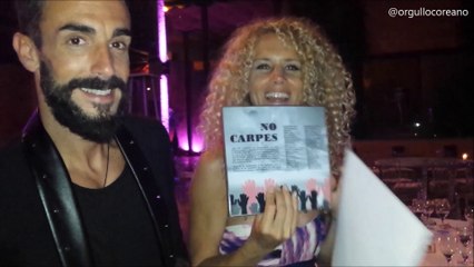 Entrega de regalos a Juanma y Azahara en la segunda cena NoCarpe en Marbella