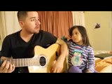 Папа с дочкой поют песню.Это прелесть!