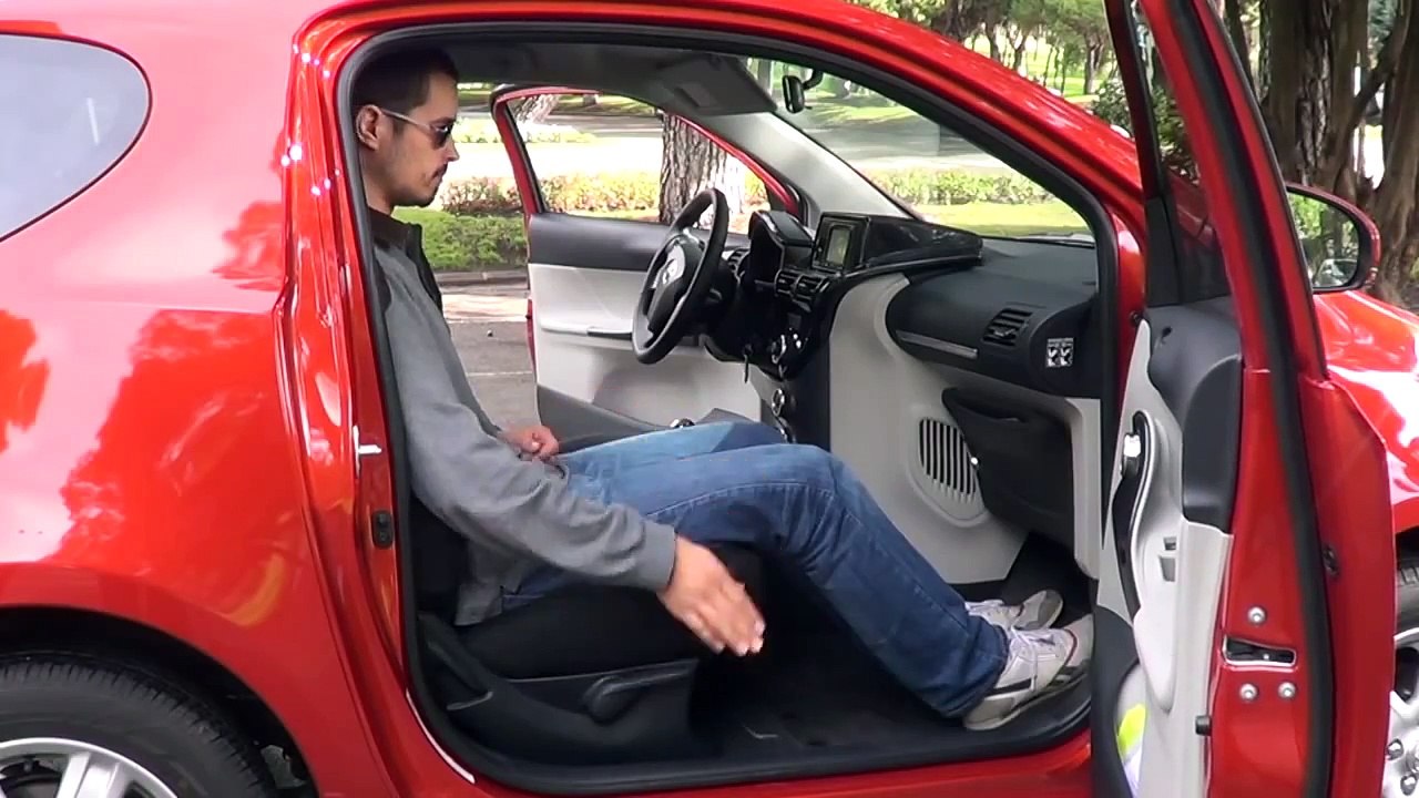 Toyota iQ. Interior