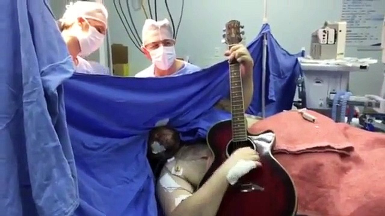 Jouer de la guitare pendant une opération du cerveau
