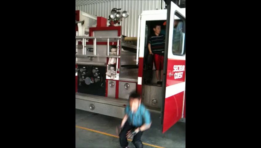 Combien d'enfants peuvent entrer dans un camion de pompier?