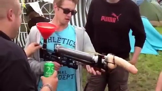 Boire de la bière par un pistolet gode bière - Vidéo Dailymotion
