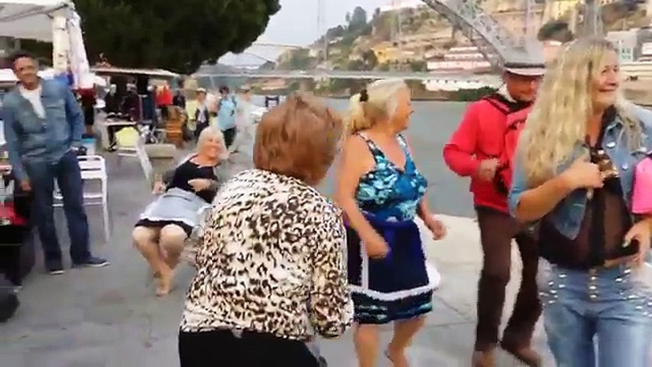 Mulheres mostram como se dança de verdade