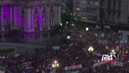 تظاهرة حاشدة في الارجنتين للتنديد باعمال العنف ضد النساء