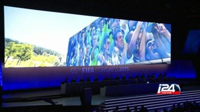 استقالة بلاتر تلقي بظلالها على مصير كرة القدم العالمية