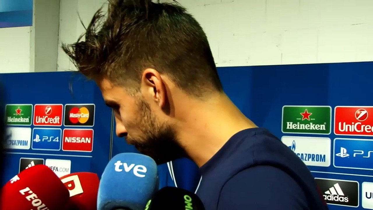 Luis Suarez rotzfrech! Klapps für Pique