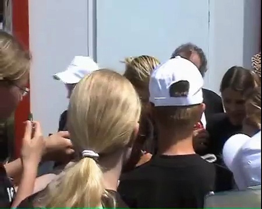 Anna Kournikova is Giving Autographs