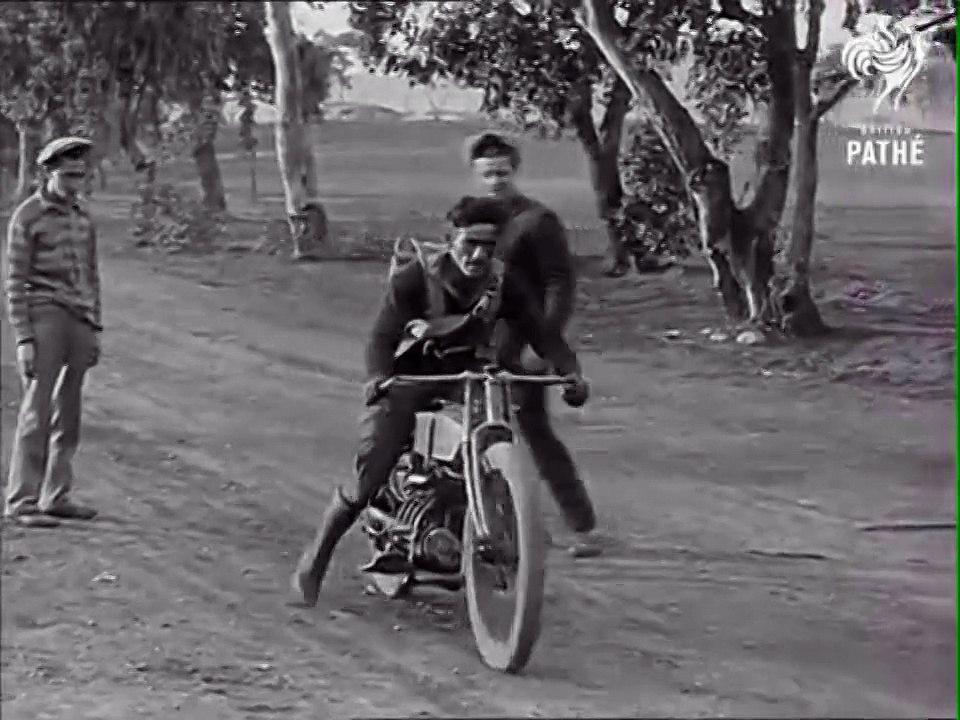 1926 Le premier essai de saut en moto avec un parachute!