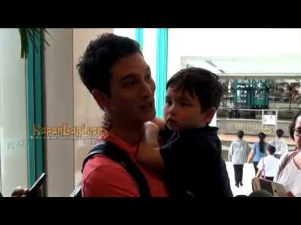 Gaya Kasual Mike Lewis