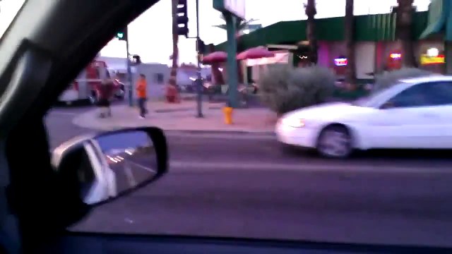 Un père laisse son fils de 10 ans conduire son 4x4 en pleine heure de pointe : taré