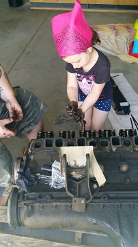 Petit cours de mécanique à sa fille de 5 ans : comment réparer un moteur de Jeep