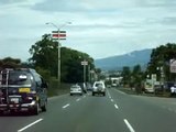 Banderas en la Autopista General Cañas