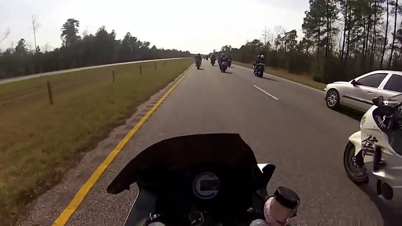 Conductrice double par la droite des motards et sa fini très