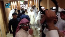 مسلم البراك لحظة خروجه من قاعة المحكمة ساجداً بعد إخلاء سبيله وسط حشد من المواطنين في قصر العدل