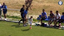 Un jeune roumain de 11 ans marque un but après avoir dribblé toute la défense
