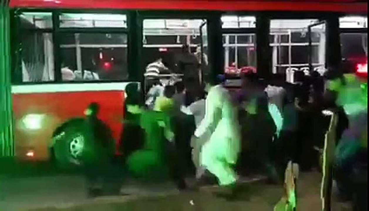Rush on Metro Station - Rawalpindi - Must watch this Video