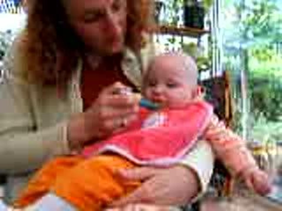 bébé mange pour la 1ère fois