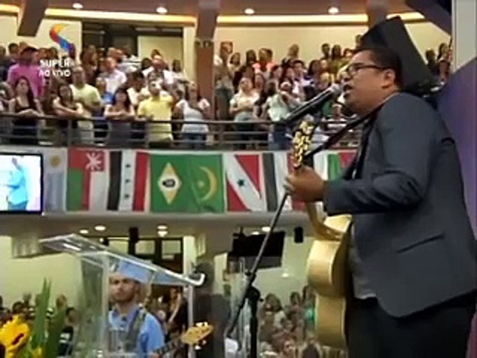 Anderson Freire canta espontâneo NÃO SOU MAIS ESTÉRIL, Sou Humano (da Bruna Karla) e Ressuscita-me "Remove a minha pedra" (da Aline Barros), músicas do CD DVD Essência Ao Vivo, no culto da Igreja Lagoinha da Lagoinha (Diante do Trono). Lindo demais!