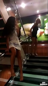 Deux nanas bourrées en fin de soirée