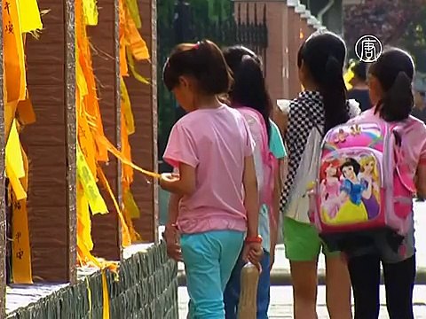 Китай: жёлтые ленты в память о жертвах теплохода