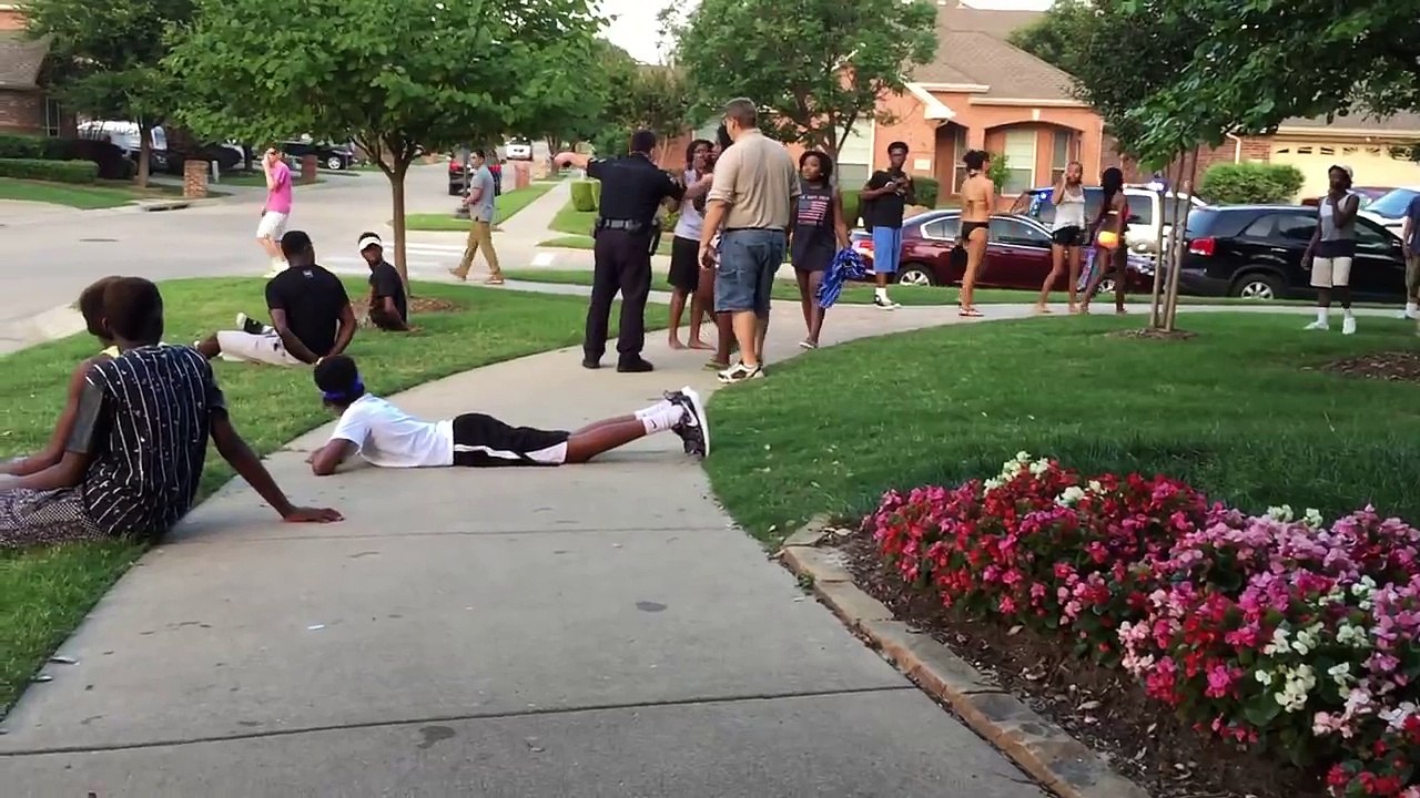La police brutalise des adolescents sans raison apparente et met fin à une pool party.