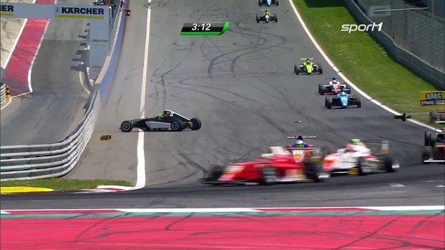 ВИДЕО, как сын Михаэля Шумахера попал в аварию на втором этапе немецкой Формулы 4